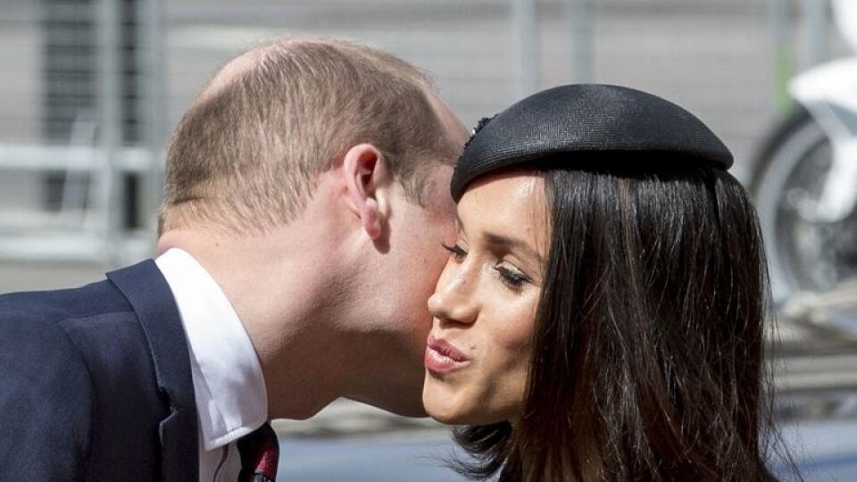 Princ William a Meghan Markle sa vítajú...