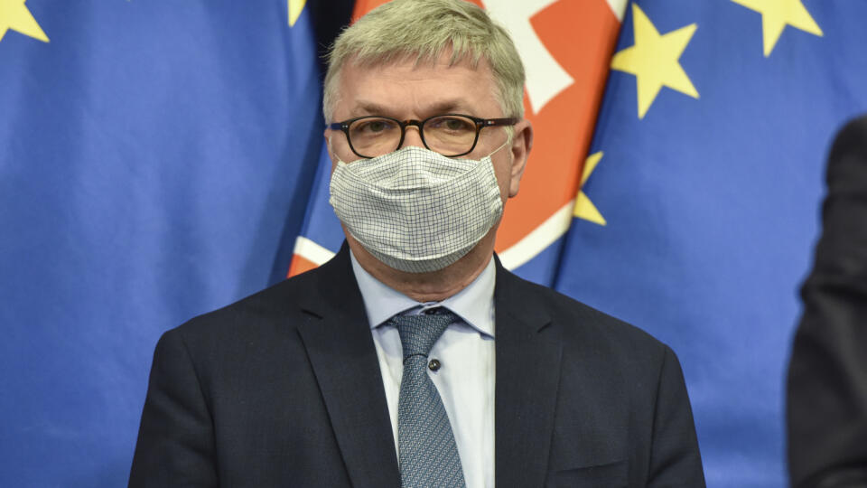 Na snímke predseda Rady pre rozpočtovú zodpovednosť Ivan Šramko počas tlačovej konferencie po stretnutí s poprednými slovenskými ekonómami 17. apríla 2020 v Bratislave. FOTO TASR - Pavol Zachar