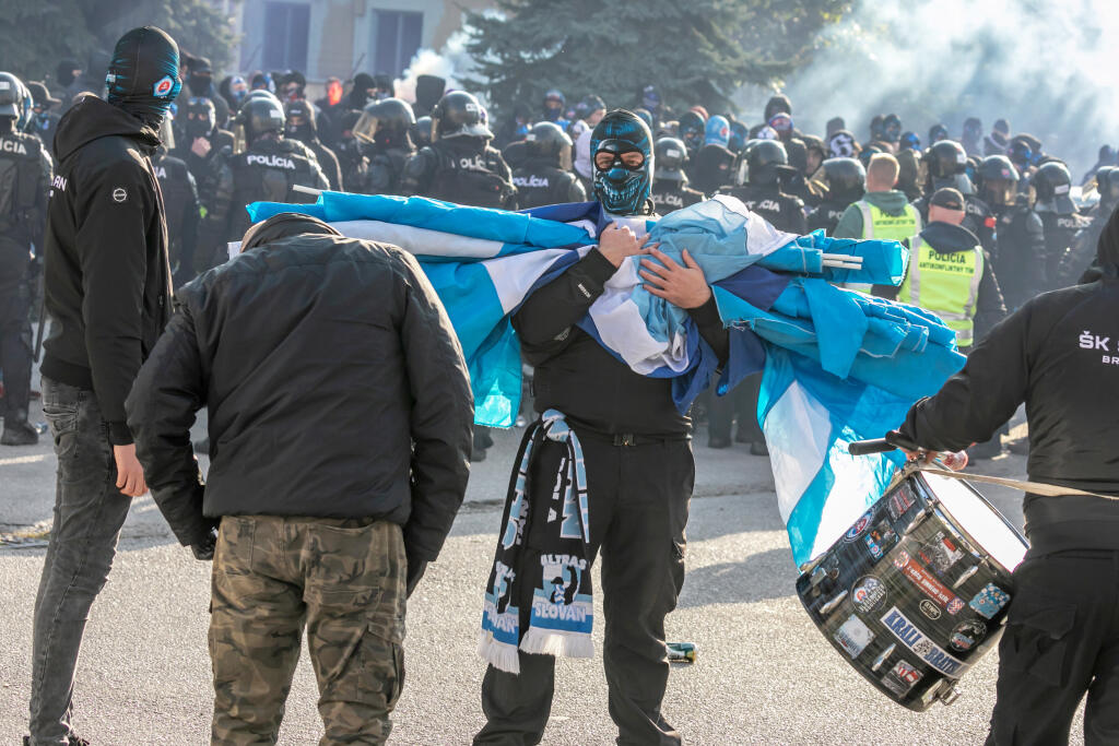 Na snímke je príchod fanúšikov ŠK Slovan Bratislava do Trnavy a ich eskorta na štadión FC Spartak Trnava.