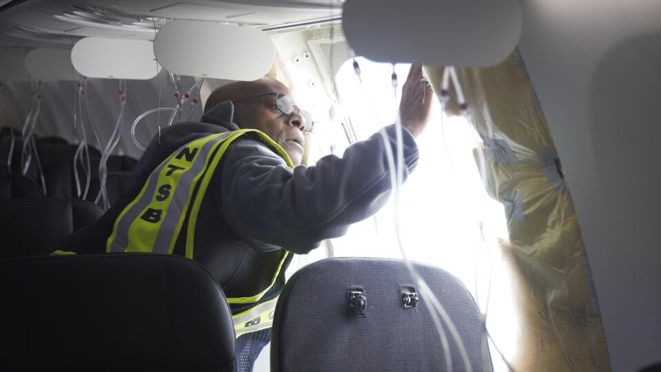 Vyšetrovateľ skúma rám na časti letu Alaska Airlines 1282, na ktorom chýba panel na Boeingu 737-9 MAX.