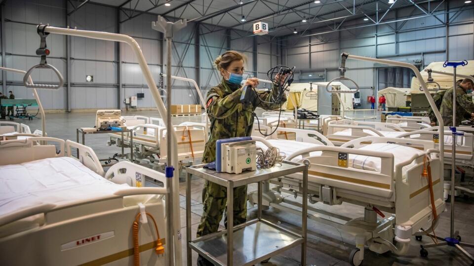 Poľná nemocnica už v areáli výstaviska Letňany stojí, pripravená poslúžiť prvým nešťastníkom. K dispozícii tam zatiaľ je 500 lôžok, no vojaci, ktorí túto provizórnu nemocnicu stavali, dúfajú, potrebné nebude ani jedno.