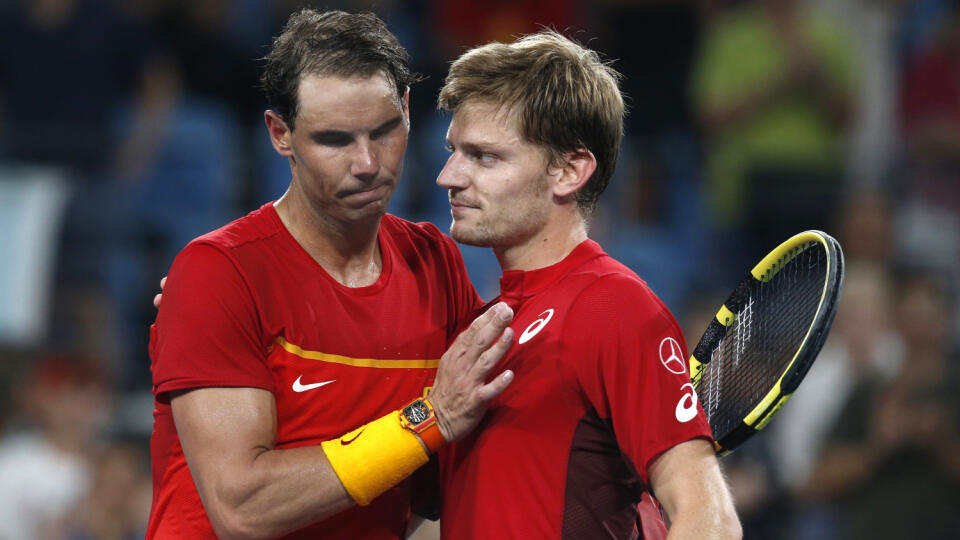 EBE 17 Sydney - Na snímke vľavo španielsky tenista Rafael Nadal gratuluje Belgičanovi Davidovi Goffinovi po prehre vo štvrťfinále na premiérovom trunaji tenisových tímov o ATP Cup v austrálskom Sydney 10. januára 2020. FOTO TASR/AP
David Goffin, right, of Belgium reacts after winning over Rafael Nadal of Spain during their ATP Cup tennis match in Sydney, Friday, Jan. 10, 2020. (AP Photo/Steve Christo)
