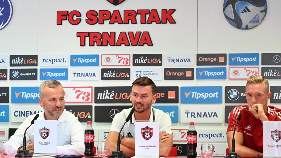 Na snímke zľava prezident klubu FC Spartak Trnava Peter Macho, tréner Michal Gašparík a hráč Roman Procházka počas predsezónnej tlačovej konferencie pred oslavami storočnice klubu, začiatkom nového ročníka Niké ligy a Európskej konferenčnej ligy (EKL) v Trnave v piatok 21. júla 2023. V rámci osláv storočnice privítajú v sobotu 22. júla zverenci Michala Gašparíka španielsky celok Valencia CF. V Euópskej konferenčnej lige sa v 2. predkole predstavia na lotyšskej pôde proti FK Auda vo štvrtok 27. j