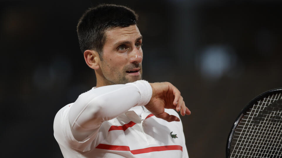 JB 14 Paríž - Srbský tenista Novak Djokovič si utiera pot z tváre v zápase proti Švédovi Mikaelovi Ymerovi v 1. kole dvojhry na grandslamovom tenisovom turnaji Roland Garros v Paríži 29. septembra 2020. FOTO TASR/AP

Serbia's Novak Djokovic wipes the sweat off his face in the first round match of the French Open tennis tournament against Sweden's Mikael Ymer at the Roland Garros stadium in Paris, France, Tuesday, Sept. 29, 2020. (AP Photo/Alessandra Tarantino)