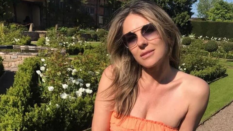 Herečka Elizabeth Hurley vlastní na britskom vidieku priestranný dom, ku ktorému má aj štedrú záhradu. Trávi na nej množstvo času, vie aj čo-to urobiť, ale najmä sa na nej rada fotí...