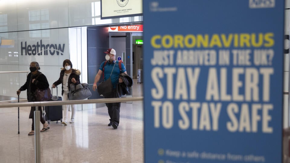 JB 2 Londýn - Pasažieri s ochrannými rúškami na zabránenie šírenia nového koronavírusu kráčajú po ich prílete na letisko Heathrow v Londýne 8. júna 2020. Británia spustila v pondelok povinnú dvojtýždňovú karanténu pre osoby prichádzajúce zo zahraničia. Cieľom je zastaviť šírenie nového druhu koronavírusu - tento krok však viaceré letecké spoločnosti ostro kritizujú. Opatrenie, ktoré sa až na niekoľko výnimiek vzťahuje rovnako na britských občanov, ako aj na návštevníkov krajiny, má za cieľ zamed
