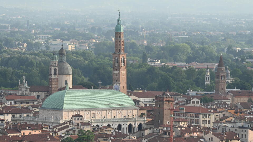 Basicilia Paladiana a veža Torre Bissara sú dominantou každej panorámy.