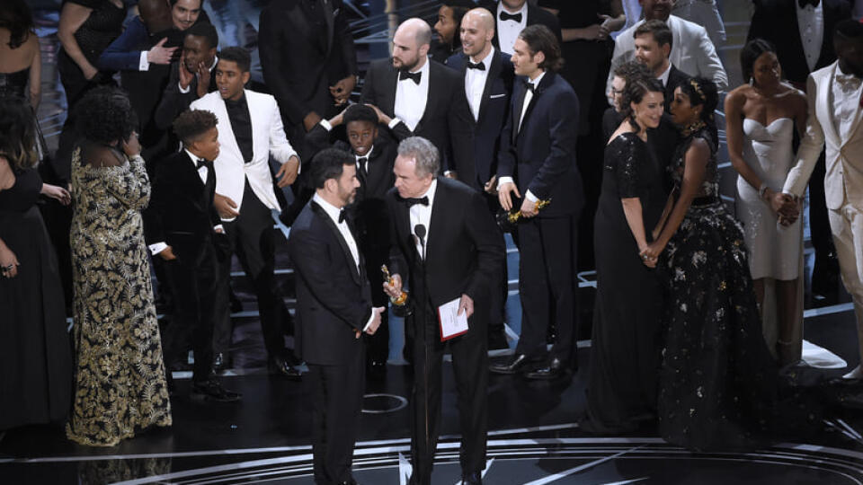 Moderátor Jimmy Kimmel a herec Warren Beatty museli správneho víťaza pre najlepší film vyhlásiť dvakrát.