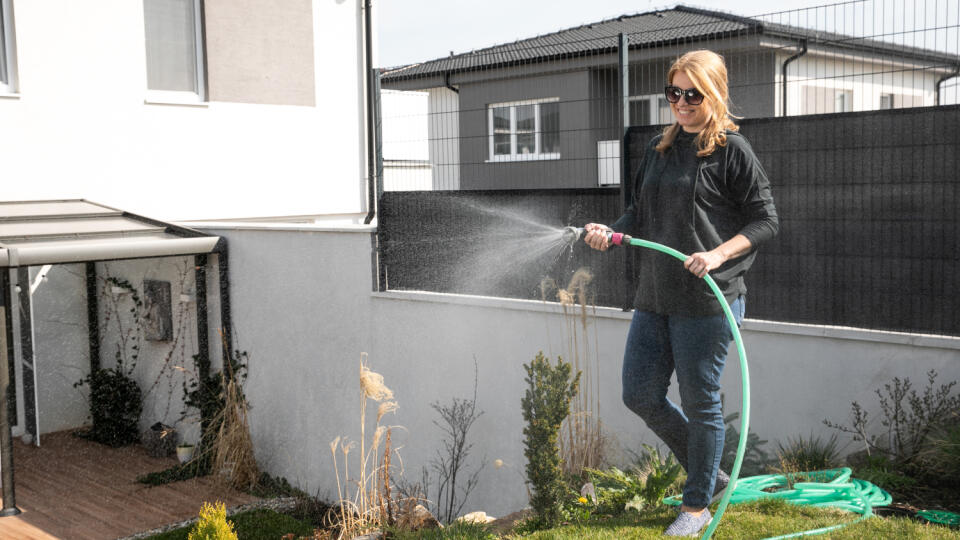 Na fotke prvá slovenská prezidentka Zuzana Čaputová. Práca v záhrade je pre ňu relaxom.