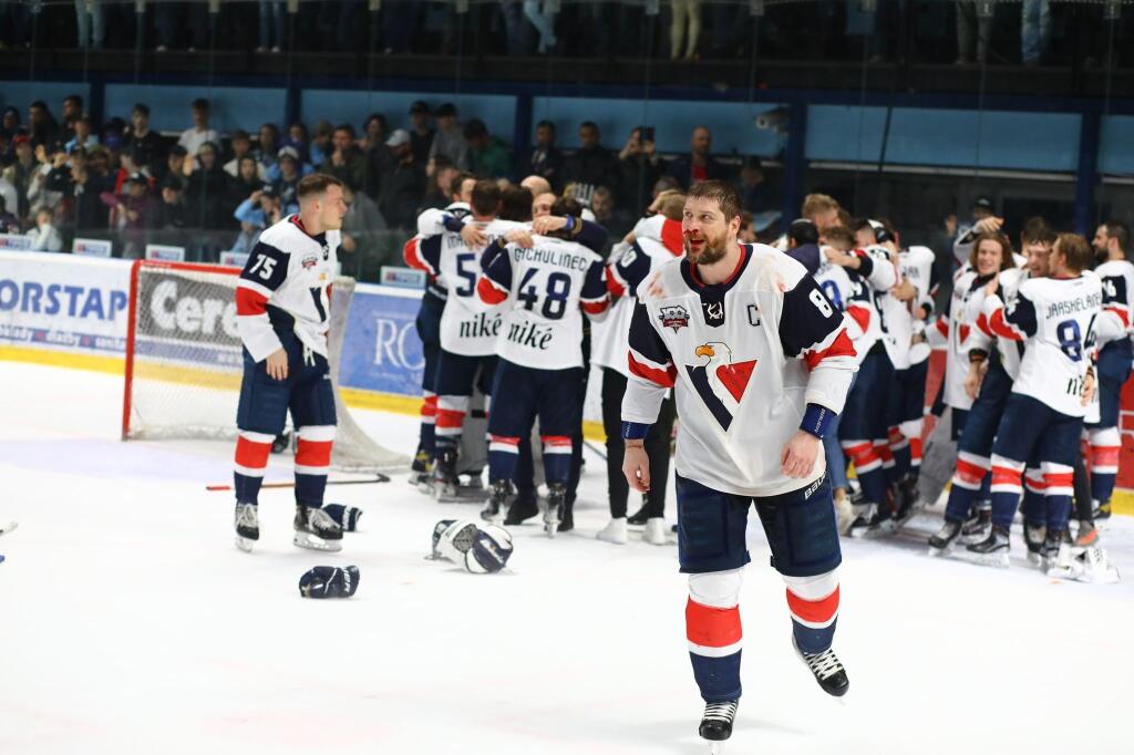 Hráči HC Slovan Bratislava sa tešia z titulu Tipos extraligy.