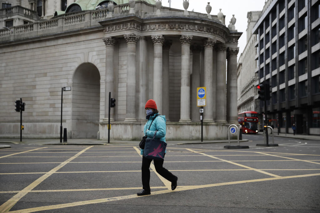 JB 1 Londýn - Žena kráča okolo banky Bank of England vo finančnej štvrti v Londýne 5. januára 2021 po tom, ako vstúpil do platnosti tretí národný lockdown. Britský premiér Boris Johnson oznámil v pondelok večer nový celoplošný lockdown v Anglicku. Ľudí požiadal, aby avizované opatrenia dodržiavali už od tohto večera, hoci parlament ich bude schvaľovať v stredu. Očakáva sa, že v poradí tretí takýto lockdown potrvá najmenej do polovice februára v rámci boja proti novému rýchlejšie sa šíriacemu var