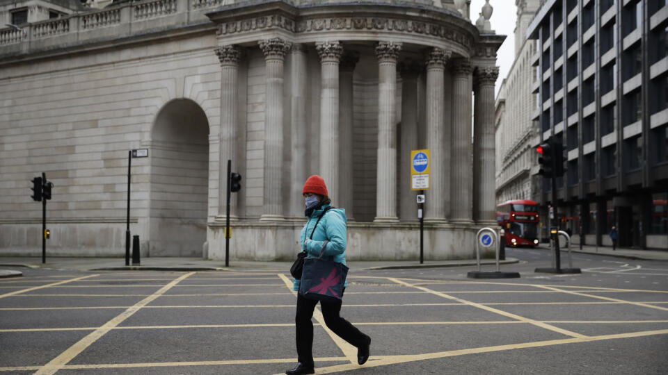 JB 1 Londýn - Žena kráča okolo banky Bank of England vo finančnej štvrti v Londýne 5. januára 2021 po tom, ako vstúpil do platnosti tretí národný lockdown. Britský premiér Boris Johnson oznámil v pondelok večer nový celoplošný lockdown v Anglicku. Ľudí požiadal, aby avizované opatrenia dodržiavali už od tohto večera, hoci parlament ich bude schvaľovať v stredu. Očakáva sa, že v poradí tretí takýto lockdown potrvá najmenej do polovice februára v rámci boja proti novému rýchlejšie sa šíriacemu var