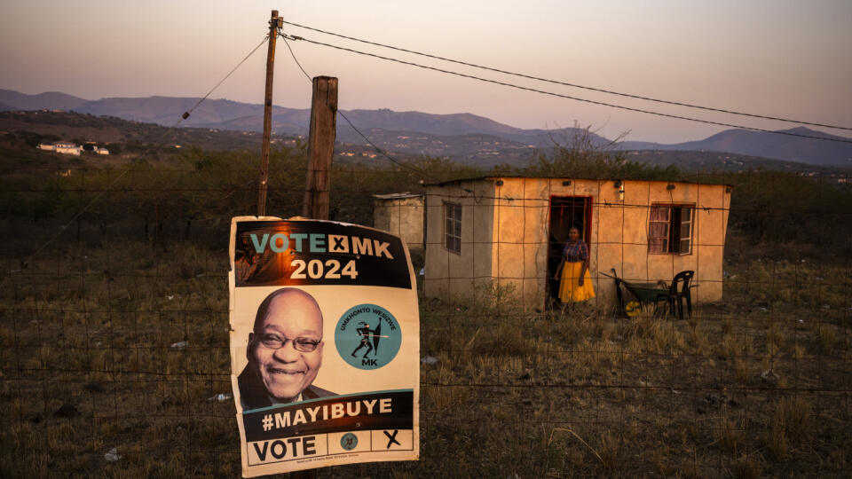 KK35 Kwazulu Natal - Žena stojí pred svojím domom neďaleko volebnej miestnosti, v ktorej by mal odovzdať svoj hlas bývalý juhoafrický prezident Jacob Zuma, v meste Nkandla v Juhoafrickej republike v utorok 28. mája 2024. Parlamentné a regionálne voľby v Juhoafrickej republike v stredu 29. mája určia, do akej miery sú voliči unavení z politiky vládnuceho hnutia Africký národný kongres (ANC). Prezident Cyril Ramaphosa a jeho ANC sa snažia udržať si parlamentnú väčšinu, pričom niekoľko prieskumov