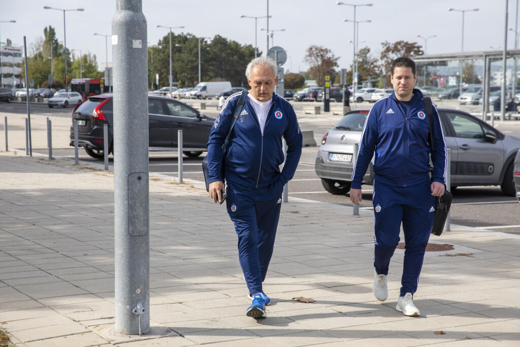 Na snímke sú futbalisti a funkcionári Slovana Bratislava pred odletom do Bazileja.