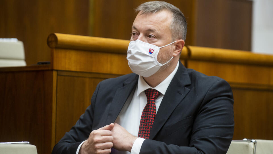 Na snímke minister práce, sociálnych vecí a rodiny SR Milan Krajniak (Sme rodina) gestikuluje počas hlasovania o vyslovení nedôvery na rokovaní 50. schôdze NR SR v Bratislave 4. novembra 2021. Krajniak zostáva ministrom práce, plénum Národnej rady (NR) SR ho podržalo. Za opozičný návrh na vyslovenie nedôvery Krajniakovi vo štvrtok hlasovalo len 48 zo 131 prítomných poslancov. FOTO TASR - Jakub Kotian