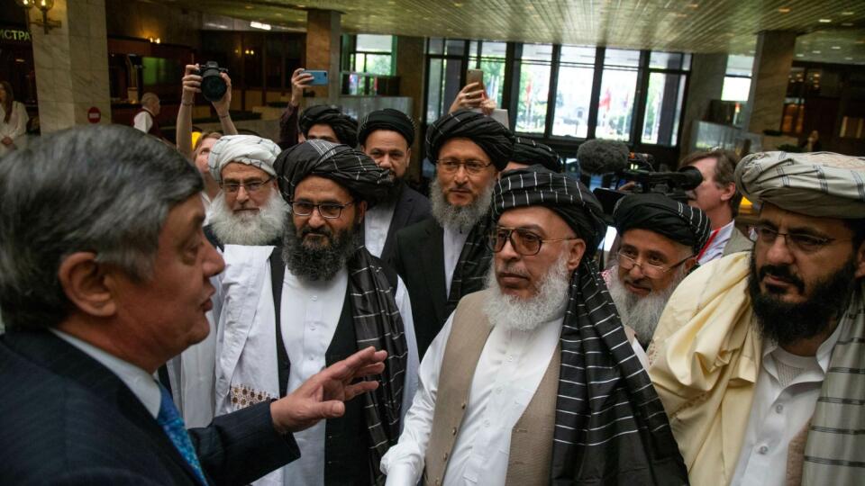 Ruský prezidentský vyslanec pre Afganistan Zamir Kabulov (vľavo) hovorí s Mullahom Abdulom Gháním Baradarom, najvyšším politickým lídrom Talibanu (tretí zľava) a Sherom Mohammadom Abbasom Stanikzaiom, hlavným vyjednávačom Talibanu (tretí sprava)