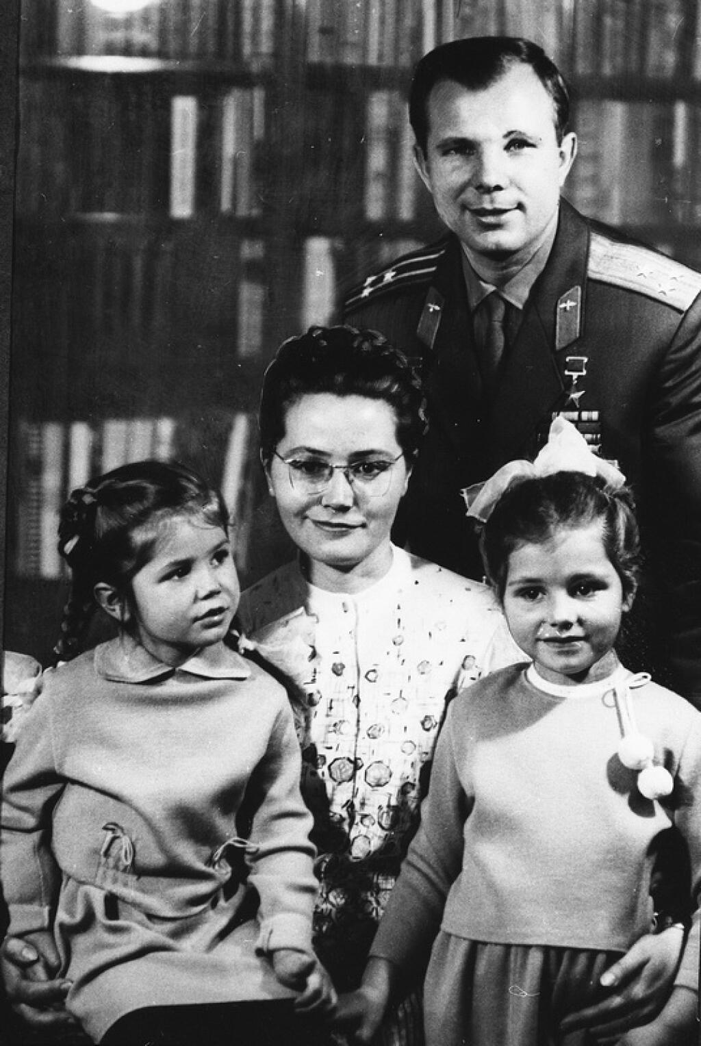 Гагарин с семьей фото. Семья Юрия Гагарина. Семья Гагарина Юрия Алексеевича. Жена Юрия Гагарина.