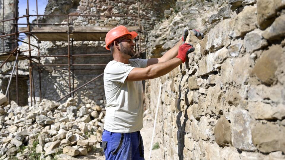 Na hrade Čičva pri Vranove nad Topľou pracuje v tejto sezóne na stavebnej obnove palácovej časti v rámci národného projektu Ľudia a hrady osem nezamestnaných. Dnes ho navštívil minister práce, sociálnych vecí a rodiny SR Erik Tomáš a usporiadal tlačovú konferenciiu na tému Ďalších 100 miliónov eur na tvorbu nových pracovných miest: Projekt Ľudia a hrady je toho úspešným príkladom. Na snímke stavebné práce na hrade Čičva nad obcou Sedliská v okrese Vranov nad Topľou 13. septembra 2024. FOTO TAS