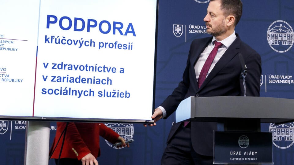 Na snímke predseda vlády SR Eduard Heger (OĽaNO) počas tlačovej konferencie po rokovaní vlády SR v Bratislave 5. decembra 2022. Vláda v pondelok schválila stabilizačné príspevky pre zdravotníkov vo výške 5000 eur. Opatrenie si má celkovo vyžiadať 200 miliónov eur. Zdravotníci sa musia zaviazať, že zostanú v nemocnici či záchranke pracovať tri roky. FOTO TASR - Dano Veselský