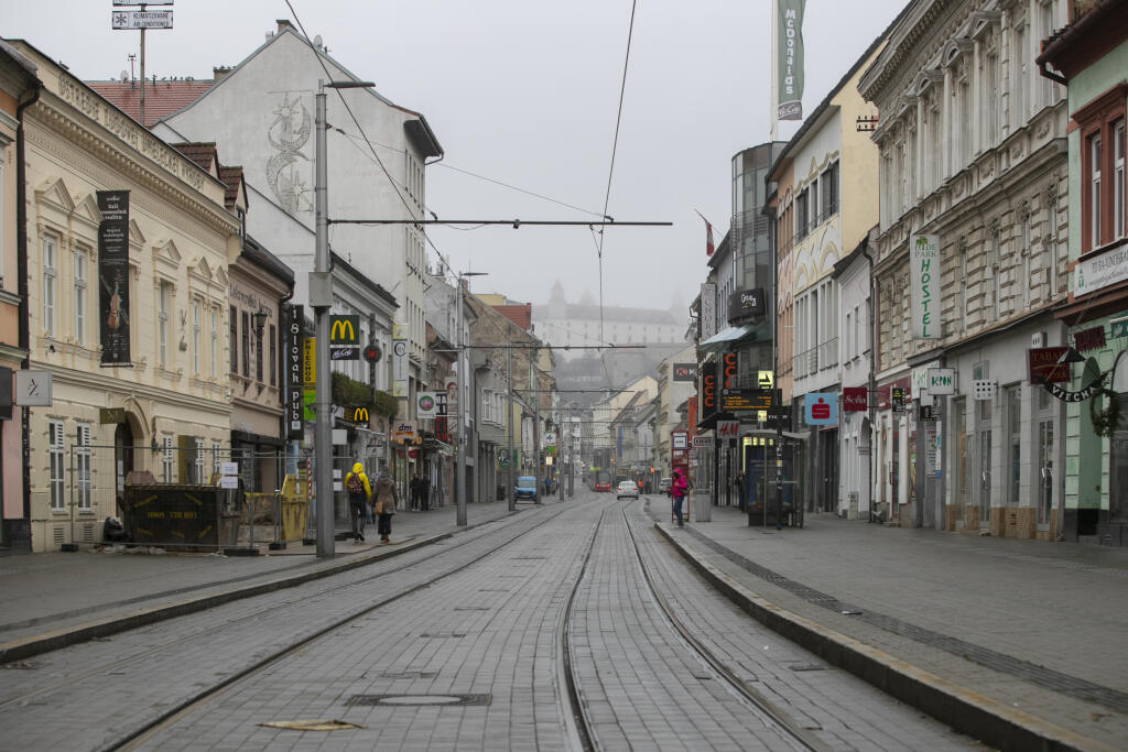 Situácia v Bratislave, počas prvého dňa predvianočného lockdownu s dôvodu masívneho šírenia koronavírusu Covid - 19. 