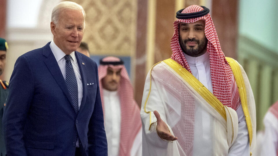 EBE 33 Džidda - Na snímke zľava americký prezident Joe Biden a saudskoarabský korunný princ Muhammad bin Salmán počas privítania po príchode do saudskoarabskej Džiddy 15. júla 2022. FOTO TASR/AP
In this photo released by the Saudi Royal Palace, Saudi Crown Prince Mohammed bin Salman, right, welcomes President Joe Biden upon his arrival at Al-Salam palace in Jeddah, Saudi Arabia, Friday, July 15, 2022. (Bandar Aljaloud/Saudi Royal Palace via AP)