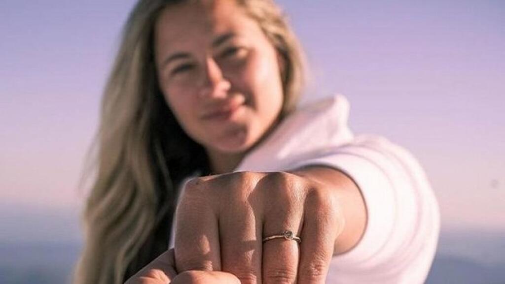 Scéna ako z romantického filmu! Úspešná česká snowboardistka Šárka Pančochová sa v utorok zasnúbila s dlhoročnou priateľkou Američankou Kaileen Lareeovou. O ruku ju požiadala pri západe slnka pri oregonskom vulkáne.