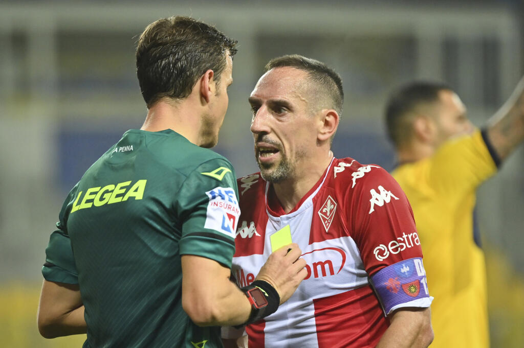 KK21 Parma - Futbalista Franck Ribéry (vpravo) a rozhodca Federico La Penna v zápase 7. kola talianskej Serie A FC Parma - AC Fiorentina 7. novembra 2020 v Parme. FOTO TASR/AP
Fiorentina's Franck Ribery, right, protests with referee Federico La Penna, left, during the Serie A soccer match between Parma and Fiorentina, at the Ennio Tardini Stadium in Parma, Italy, Saturday, Nov. 7, 2020. (Massimo Paolone/LaPresse via AP)