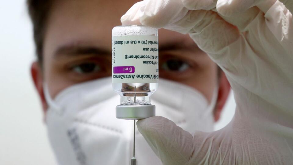 AstraZeneca bola na začiatku favoritom, odvtedy však musí hasiť jeden problém za druhým.