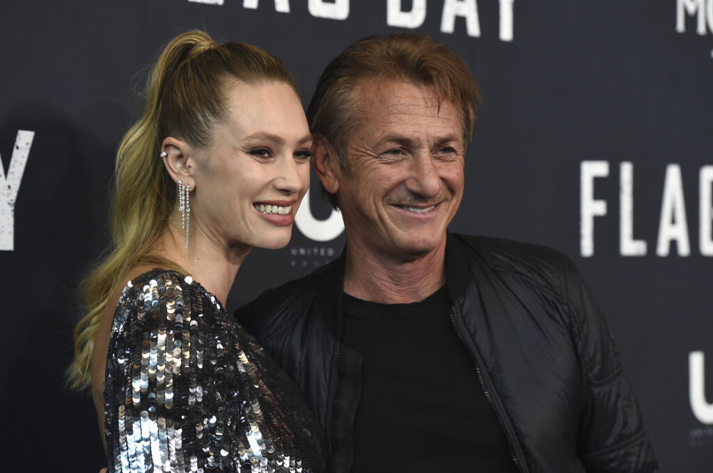 Na snímke zľava americká herečka Dylan Frances Pennová (vo filme postava Jennifer Vogelovej) a jej otec, herec a režisér Sean Penn (vo filme otec Jennifer John Vogel) prichádzajú na premiéru filmovej drámy Flag Day v divadle Directors Guild of America Theatre v americkom Los Angeles v noci na 12. augusta 2021.