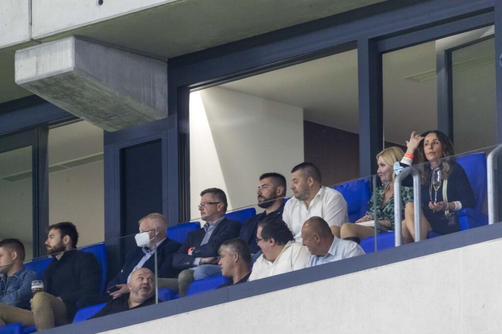 Vidieť naživo zápas Slovenskej futbalovej reprezentácie s Cyprusom si rovnako, ako v sobotňajšom súboji s Chorvátskom nenechali ujsť ani naše politické špičky.