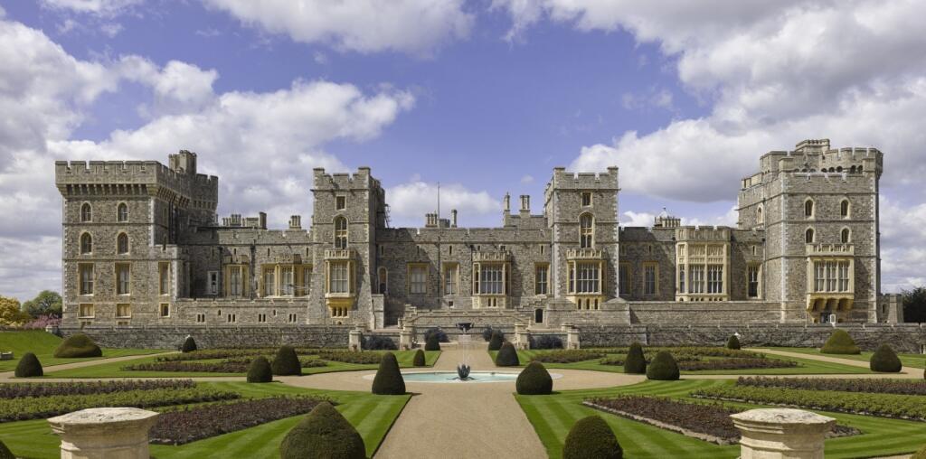 Britská kráľovská rodina, s rodinným hradom Windsor, sa na prvých troch priečkach nenachádza.