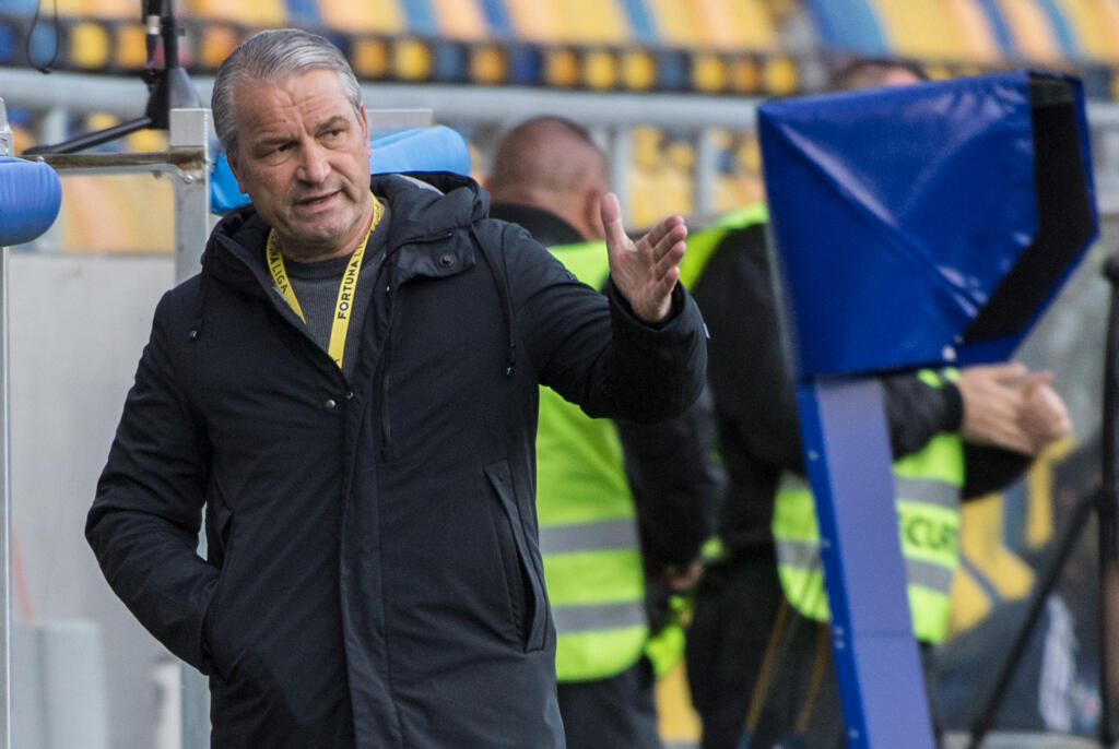 Na snímke tréner DAC-u Bernd Storck počas zápasu 4. kola nadstavbovej časti Fortuna ligy v skupine o titul FC DAC 1904 Dunajská Streda - ŠK Slovan Bratislava v Dunajskej Strede v nedeľu 11. apríla 2021. FOTO TASR - Martin Baumann