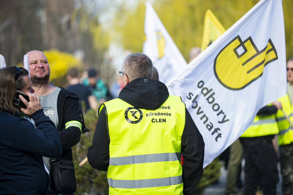 Na snímke účastníci protestného zhromaždenia zamestnancov Slovnaftu, a. s. 23. marca 2023 v Bratislave. FOTO TASR - Jakub Kotian