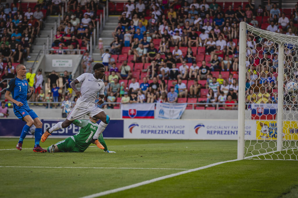 Na snímke Ange-Yoan Bonny a Filip Baláž počas zápasu A-skupiny Majstrovstiev Európy vo futbale hráčov do 19 rokov medzi reprezenáciami Slovenska a Francúzska na Štadióne Antona Malatinského v Trnave.
