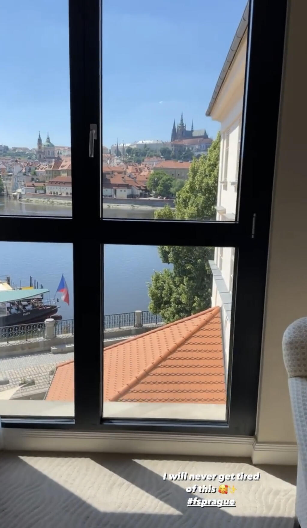 V metropole Česka sa ubytovali v luxusnom hoteli, z ktorého majú parádny výhľad na Pražský hrad.
