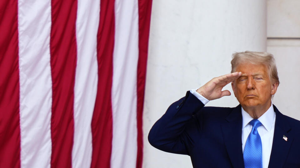 KK57 Arlington - Americký prezident Donalt Trump počas Dňa pamiatky padlých vojakov na Arlingtonskom národnom cintoríne v Arlingtone 26. mája 2025. FOTO TASR/AP
President Donald Trump attends the 157th National Memorial Day Observance at Arlington National Cemetery, Monday, May 26, 2025, in Arlington, Va. (AP Photo/Julia Demaree Nikhinson)