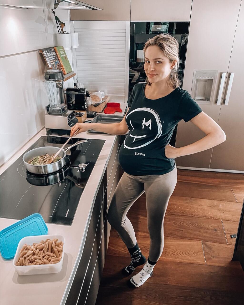 Kuchyňa je ladená v bielych a hnedých farbách. Nechýba moderné vybavenie, pri ktorom sa rada zvŕta aj Ivana.