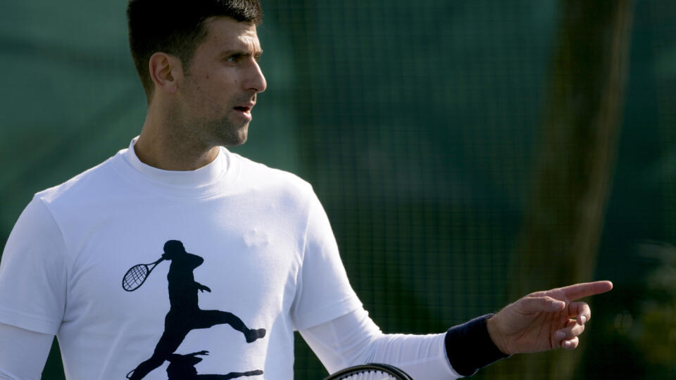 KK47 Belehrad - Srbský tenista Novak Djokovič hovorí počas svojho otvoreného tréningu 22. februára 2023 v Belehrade. Srbský tenista Novak Djokovič dúfa, že bude štartovať na turnajoch ATP v Indian Wells a v Miami. Zároveň však uviedol, že svoju účasť nemá pod kontrolou. Dvadsaťdvanásobný grandslamový šampión nemohol v minulej sezóne súťažiť v USA, keďže nie je zaočkovaný proti koronavírusu, no požiadal o špeciálnu výnimku a organizátori oboch turnajov mu udelili povolenie štartovať. Teraz čaká n