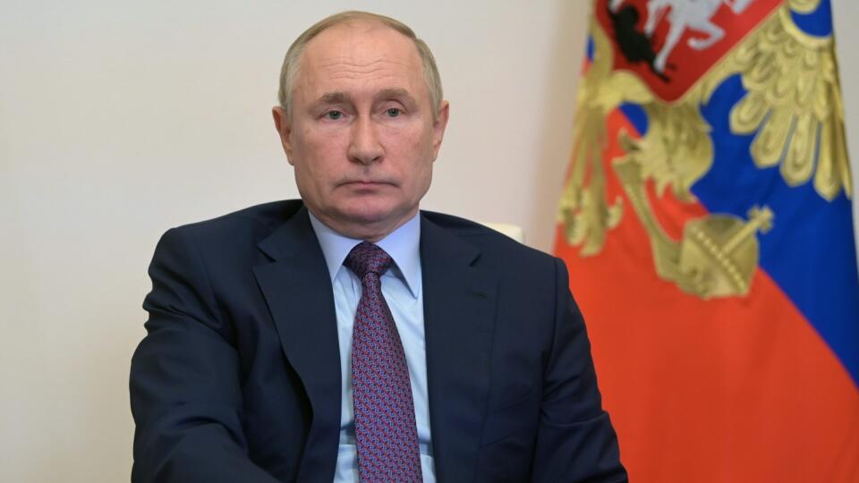 EBE 13 Moskva - Na snímke ruský prezident Vladimir Putin počas videokonferencie o rozvoji energetického sektora v prezidentskej rezidencii Novo-Ogarjovo na okraji Moskvy v Rusku 6. októbra 2021. FOTO TASR/AP
Russian President Vladimir Putin attends a meeting on energy sector development at the Novo-Ogaryovo residence outside Moscow, Russia, Wednesday, Oct. 6, 2021. (Alexei Druzhinin, Sputnik, Kremlin Pool Photo via AP)
