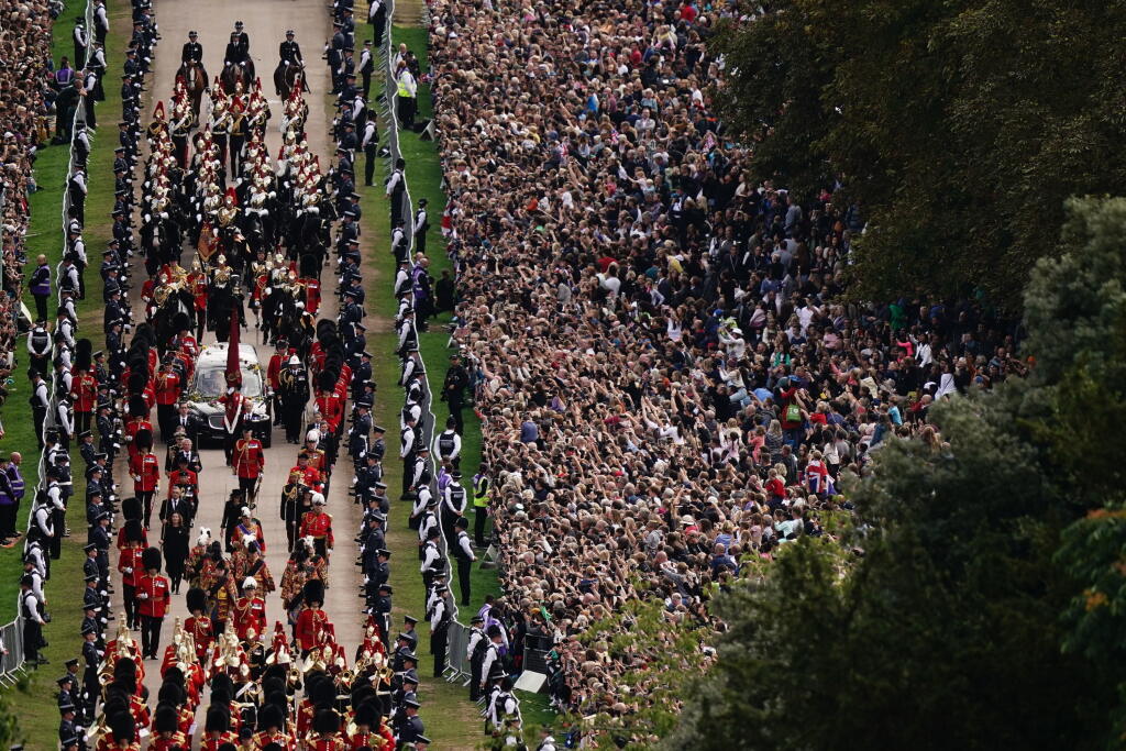 KK53 Windsor - Pohrebný voz preváža rakvu s pozostatkami zosnulej britskej kráľovnej Alžbety II. do Windsorského hradu v pondelok 19. septembra 2022. Obrad rozžehnania sa s telom kráľovnej Alžbety II. sa uskutočnil o 17.00 h SELČ vo windsorskej Kaplnke sv. Juraja. Tam panovníčku v rámci súkromného obradu o 20.30 h SELČ aj pochovajú po boku jej manžela princa Philipa, ktorý zomrel vlani v apríli vo veku 99 rokov. Kráľovná Alžbeta II. zomrela 8. septembra vo veku 96 rokov vo svojom letnom sídle Ba