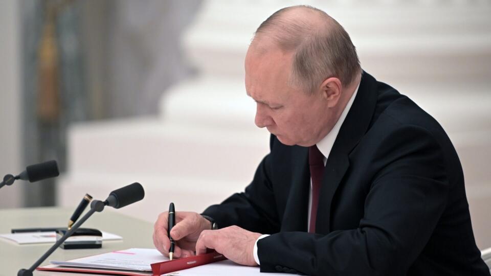 KK47 Moskva - Na snímke ruský prezident Vladimir Putin podpisuje dokument o uznaní nezávislosti separatistických regiónov na východe Ukrajiny v pondelok 21. februára 2022 v Moskve. Televízne zábery, ktoré zobrazujú pondelkové konzultácie ruského prezidenta Vladimira Putina s lídrami samozvaných