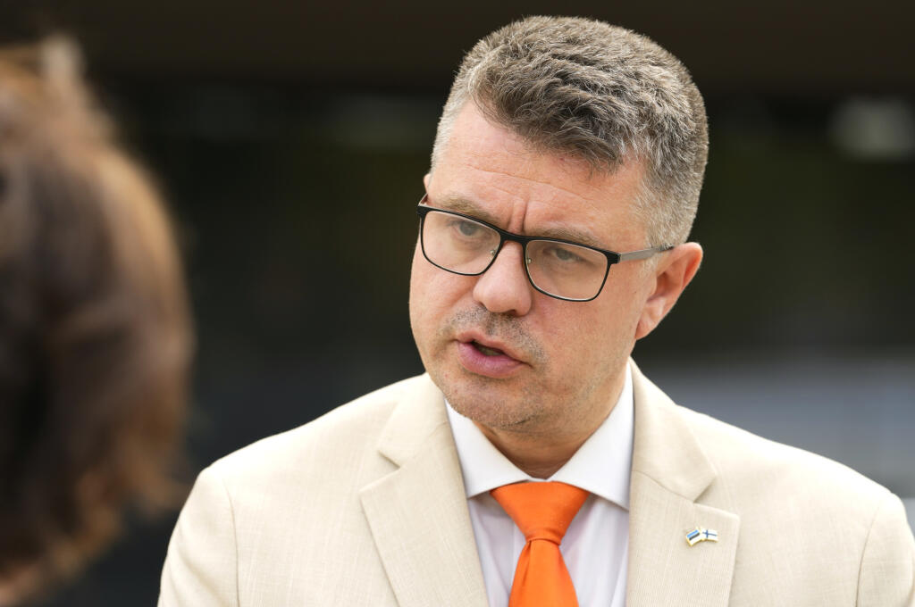 WA 59 Tallinn - Estónsky minister zahraničných vecí Urmas Reinsalu odpovedá na otázky počas rozhovoru s americkou agentúrou Associated Press v Tallinne vo štvrtok 18. augusta 2022. Vo štvrtok vstúpili do platnosti sprísnené obmedzenia Estónska pre ruských občanov, ktorí chcú vstúpiť do tejto pobaltskej krajiny. Šéf estónskej diplomacie vo štvrtok obhajoval rozhodnutie svojej krajiny zakázať vstup ruským turistom s tým, že sa vyhýbajú svojej 