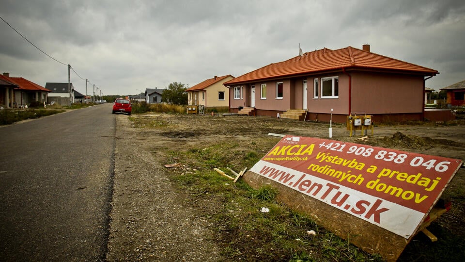 Na snimke vystavba rodinnych domov pre slovensku klientelu v pohranicnej madarskej obci Rajka.