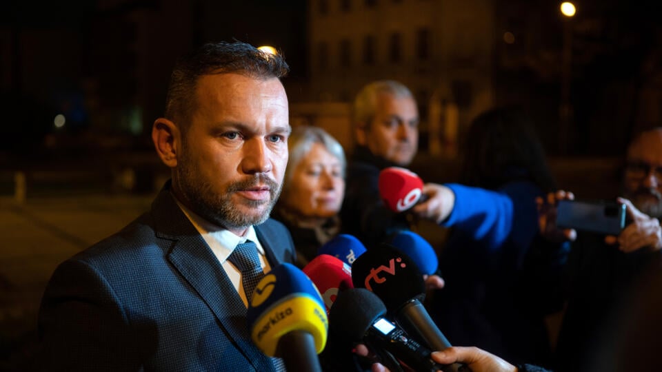 Na Slovensku sa v sobotu konali historicky prvé spojené voľby do orgánov samosprávy obcí a do orgánov samosprávnych krajov. Na snímke kandidát na predsedu Nitranskeho samosprávneho kraja (NSK) Branislav Becík reaguje na zverejnené predbežné neoficiálne výsledky v Nitre v nedeľu 30. októbra 2022. FOTO TASR - Henrich Mišovič
