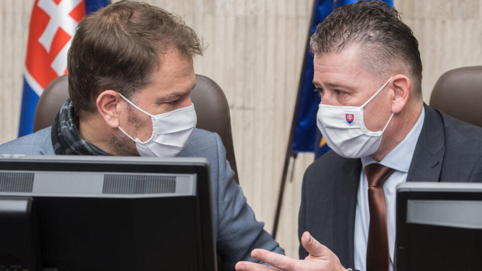 Na snímke zľava predseda vlády SR Igor Matovič a minister vnútra SR Roman Mikulec (obaja OĽaNO). FOTO TASR - Martin Baumann