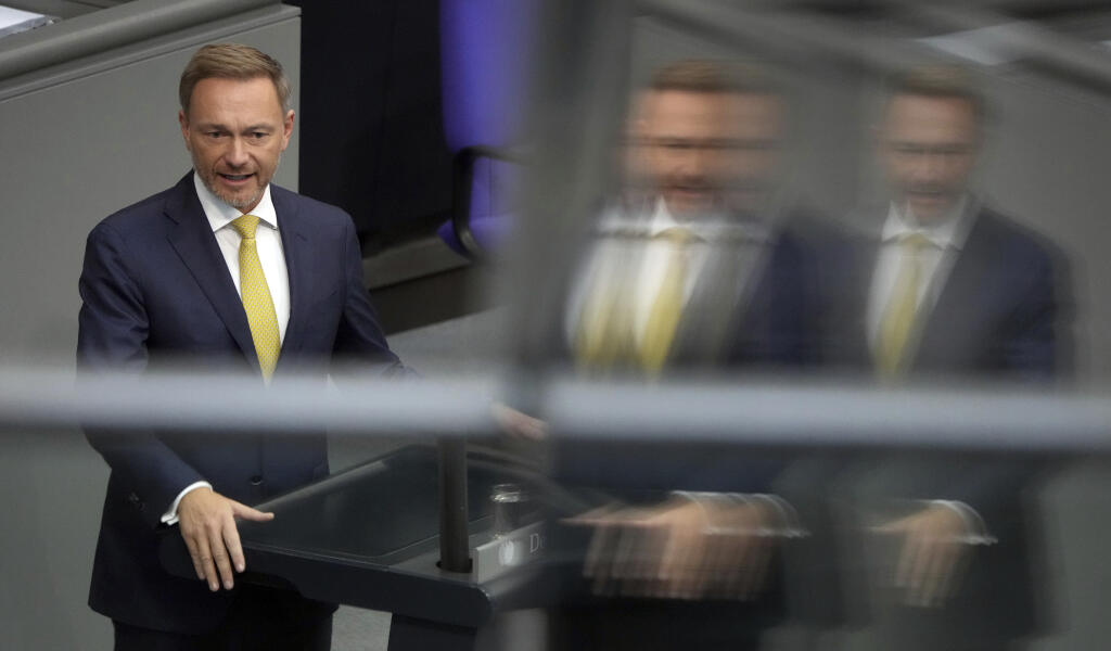 KK25 Berlín - Nemecký minister financií Christian Lindner hovorí na zasadnutí spolkového parlamentu Bundestag v Berlíne 30. septembra 2022. FOTO TASR/AP

German Finance Minister Christian Lindner delivers a speech during a meeting of the German federal parliament, Bundestag, at the Reichstag building in Berlin, Germany, Friday, Sept. 30, 2022. (AP Photo/Michael Sohn)