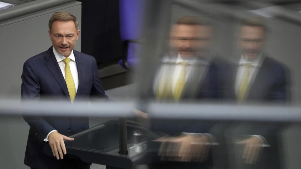 KK25 Berlín - Nemecký minister financií Christian Lindner hovorí na zasadnutí spolkového parlamentu Bundestag v Berlíne 30. septembra 2022. FOTO TASR/AP
German Finance Minister Christian Lindner delivers a speech during a meeting of the German federal parliament, Bundestag, at the Reichstag building in Berlin, Germany, Friday, Sept. 30, 2022. (AP Photo/Michael Sohn)
