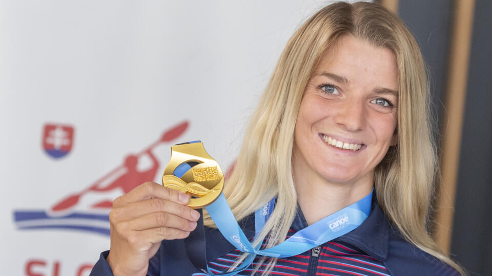 Slovenská reprezentantka vo vodnom slalome Eliška Mintálová pózuje so zlatou medailou, ktorú získala v kategórii K1 ženy na podujatí Svetového pohára v španielskom Seu d'Urgell, 4. septembra 2023 v Bratislave. FOTO TASR - Martin Baumann