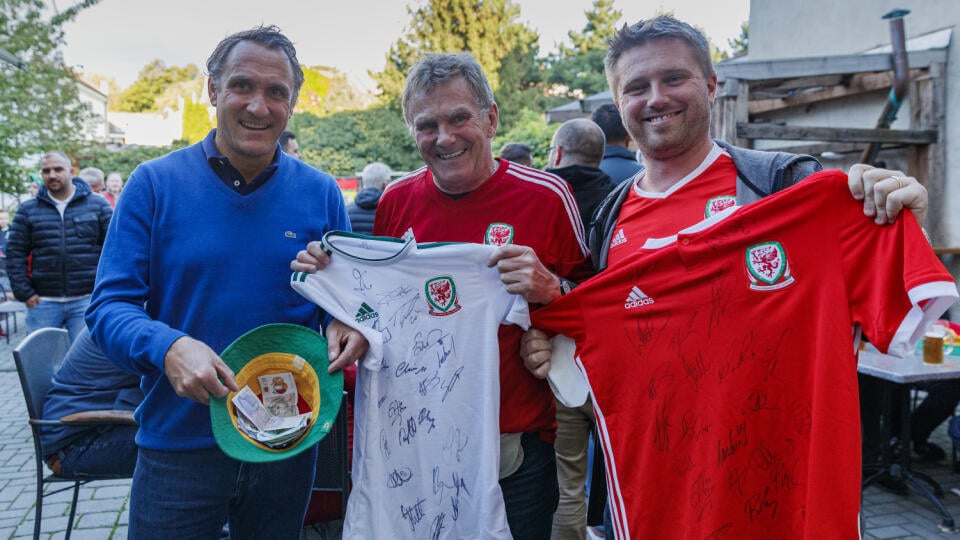 Fanúšikovia Walesu si v širšom centre Trnavy prenajali jeden z podnikov pred zápasom kvalifikácie Majstrovstiev Eruópy 2020 medzi Slovenskom a Walesom.