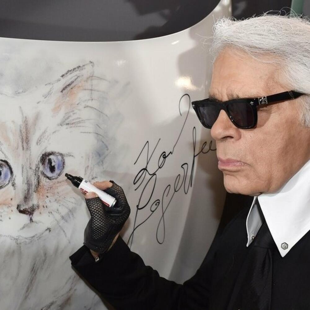 Karl Lagerfeld pri maľovaní podobizne Choupette.